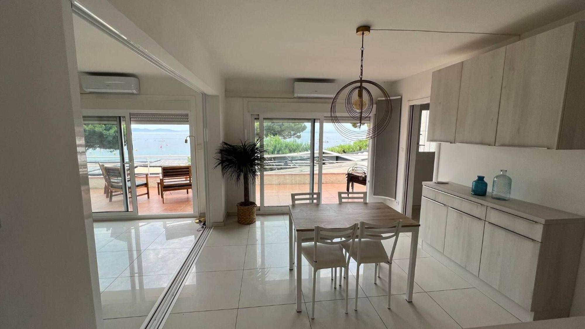 Precioso Moderno En Primera Linea Del Mar Apartamento *